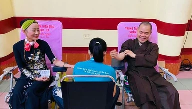 Thượng tọa Thích Quảng Pháp, trụ trì chùa Hòa Khánh hiến máu