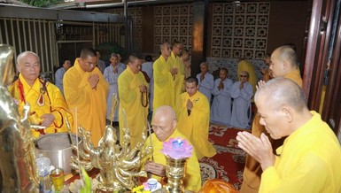 Trưởng lão Hòa thượng Thích Giác Quang niêm hương cầu nguyện trước lúc rót đồng tôn tạo Thánh tượng Đức Bổn Sư