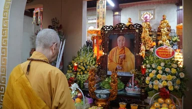 Trưởng lão Hòa thượng Thích Trí Quảng dâng hương tưởng niệm cố Trưởng lão Hòa thượng Thích Thanh Đàm, Phó Pháp chủ GHPGVN tại chùa Hòa Lạc (huyện Kim Sơn, tỉnh Ninh Bình)