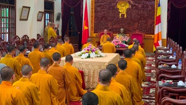 Chư Tăng tại Trường Trung cấp Phật học Nam Định lắng nghe Đức Quyền Pháp chủ GHPGVN giáo giới