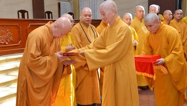 Trưởng lão Hòa thượng Thích Trí Quảng trao quyết định đến Hòa thượng Thích Lệ Trang, Trưởng ban Trị sự GHPGVN TP.HCM nhiệm kỳ 2022-2027