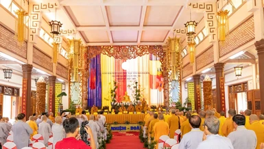 Quang cảnh phiên trù bị tại chánh điện chùa Long Sơn - TP.Nha Trang