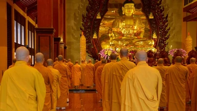 Chư Tăng bố-tát tại chánh điện Việt Nam Quốc Tự