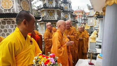 Trưởng lão Hòa thượng Thích Trí Quảng lễ trước tháp Tổ tại tổ đình Thiên Thai sáng 8-8-2022