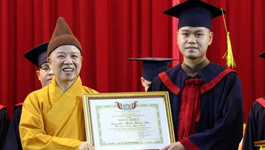 Hòa thượng Thích Thanh Quyết, Viện trưởng Học viện trao Bằng khen đến các Tăng sinh xuất sắc