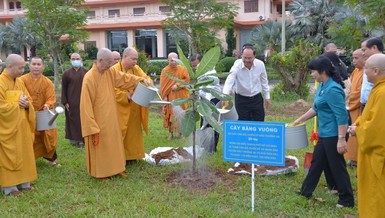 Quan khách và chư tôn đức cùng trồng cây lưu niệm trong khuôn viên cơ sở II của Học viện