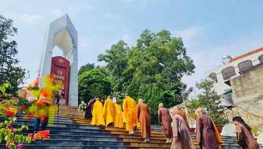 Ban Trị sự GHPGVN tỉnh Bắc Kạn dâng hương tưởng niệm tại Nghĩa trang Liệt sĩ thành phố