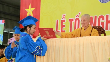 Một học viên cư sĩ khoa Đào tạo từ xa nhận bằng Cử nhân Phật học do Học viện Phật giáo VN tại TP.HCM cấp - Ảnh: Phùng Anh Quốc