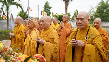 Hòa thượng Thích Bảo Nghiêm và chư tôn đức dâng hương trước bảo tháp Đức Đệ tam Pháp chủ GHPGVN - Ảnh: Bảo Trinh