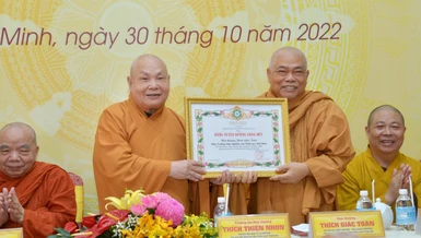 Hòa thượng Chủ tịch Hội đồng Trị sự GHPGVN trao tặng Bằng tuyên dương công đức đến Hòa thượng Thích Giác Toàn - Ảnh: Bảo Toàn/BGN