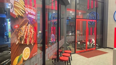 Quán bán thức ăn nhanh của KFC trên đường Thích Quảng Đức (quận Phú Nhuận, TP.HCM) - Ảnh: Q.H.