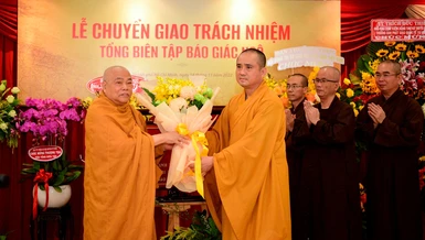 Thượng tọa Thích Tâm Hải và quý Thượng tọa thuộc báo Giác Ngộ tặng hoa tri ân Hòa thượng Thích Giác Toàn