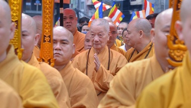 Cung đón Trưởng lão Hòa thượng Thích Trí Quảng, Đệ tứ Pháp chủ GHPGVN - Ảnh: Bảo Toàn/BGN