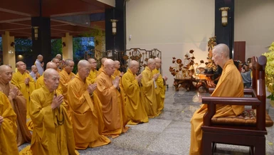 Ban Thường trực Ban Trị sự GHPGVN TP.HCM khánh tuế Đức Pháp chủ trong đạo tình Thầy trò thiền môn - Ảnh: Bảo Toàn