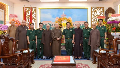 Chư tôn đức chụp ảnh lưu niệm nhân buổi thăm, chúc mừng Kỷ niệm 78 năm ngày thành lập Quân đội Nhân dân VN