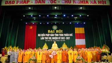69 thành viên tân Ban Trị sự GHPGVN tỉnh Thừa Thiên Huế nhiệm kỳ 2022-2027 ra mắt và nhận hoa chúc mừng tại Đại hội lần VIII ngày 26-9-2022 tổ chức tại Trung tâm Văn hóa - Điện ảnh tỉnh nhà - Ảnh: PGH