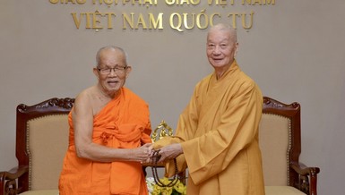 Đức Pháp chủ GHPGVN với Trưởng lão Hòa thượng Chủ tịch Trung ương Liên minh Phật giáo Lào tại Việt Nam Quốc Tự - Ảnh: Bảo Toàn/BGN