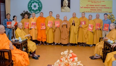 Hòa thượng Chủ tịch Hội đồng Trị sự và các nhân sự mới của Văn phòng II Trung ương GHPGVN vừa được bổ nhiệm - Ảnh: chutichghpgvn.vn