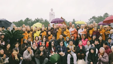 Tăng thân Làng Mai thăm lại nơi từng trà-tỳ vị Thầy kính mến của mình tại Công viên Vĩnh Hằng - TP.Huế