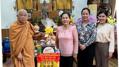 Bà Phó Bí thư Thành ủy, Chủ tịch HĐND TP.HCM và phái đoàn tặng quà chúc Tết của TP đến Hòa thượng Thích Giác Toàn