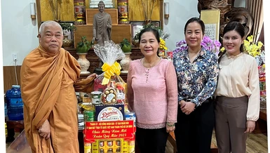 Bà Phó Bí thư Thành ủy, Chủ tịch HĐND TP.HCM và phái đoàn tặng quà chúc Tết của TP đến Hòa thượng Thích Giác Toàn