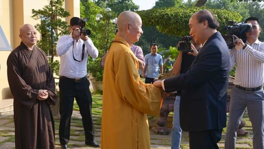 Đức Pháp chủ GHPGVN đích thân đón tiếp Chủ tịch nước Nguyễn Xuân Phúc thăm, chúc Tết tại chùa Huê Nghiêm trong sự trân trọng và thân tình - Ảnh: Bảo Toàn/BGN
