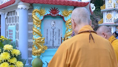 Trưởng lão Hòa thượng tưởng niệm trước bảo tháp Đại lão Hòa thượng Thích Minh Nguyệt tại tổ đình Thiên Thai (tỉnh Bà Rịa - Vũng Tàu) sáng 18-1-2023 - Ảnh: Bảo Toàn/BGN