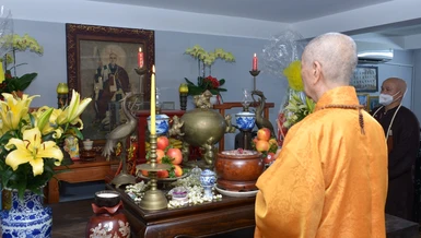 Đức Pháp chủ mặc niệm trước bức chân dung nguyên bản cùng những pháp khí, kỷ vật của Đại lão Hòa thượng Thích Đạt Thanh dùng thường nhật lúc ngài tại thế, được giữ gìn tại tổ đình Long Quang (H.Hóc Môn, TP.HCM) - Ảnh: Bảo Toàn/BGN