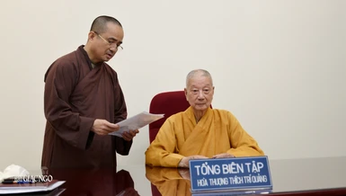 Trưởng lão Hòa thượng Thích Trí Quảng lúc còn đảm nhiệm Tổng Biên tập Báo Giác Ngộ lắng nghe duyệt trình các văn bản liên quan tới hướng phát triển của báo trong giai đoạn chuyển đổi số - Ảnh: Bảo Toàn