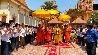 Chư Tăng và Phật tử Vương quốc Campuchia đón Thượng tọa Thích Đức Thiện và phái đoàn GHPGVN sang thăm, làm việc tại Thủ đô Phnom Penh.