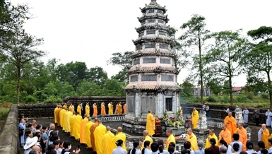 Nhiễu tháp Tổ trong khuôn viên tổ đình Sắc tứ Tịnh Quang