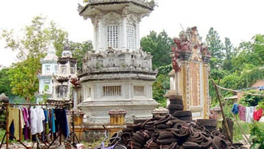 Khu tháp chùa Giác Viên bị biến thành nơi đổ rác, xà bần, phơi quần áo