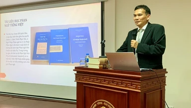 Tiến sĩ Đỗ Quốc Bảo trong một buổi thuyết trình về tiếng Phạn ở Viện Trần Nhân Tông - Ảnh: Fb.Viện Trần Nhân Tông