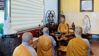 Ni trưởng Thích nữ Nhật Khương trình bạch lên Đức Pháp chủ GHPGVN về Đại lễ Tưởng niệm Đức Thánh Tổ Ni Đại Ái Đạo năm 2023 do Phân ban Ni giới tỉnh Bình Phước.