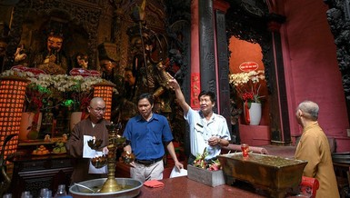 Đoàn thanh tra của Bộ VH-TT&DL do ông Phó Chánh thanh tra Hà Văn Lâu làm trưởng đoàn kiểm tra thực tế hiện trạng các hạng mục và hiện vật tại di tích Kiến trúc - Nghệ thuật Quốc gia chùa Phước Hải, Q.1, TP.HCM - Ảnh: BGN