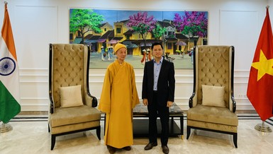Đức Pháp chủ GHPGVN đến thăm Đại sứ quán Việt Nam tại Ấn Độ nhân ngài cùng phái đoàn tham dự Hội nghị Thượng đỉnh Phật giáo Toàn cầu năm 2023 tổ chức tại New Delhi (trong ảnh là Đức Pháp chủ GHPGVN với ông Đại sứ Nguyễn Thanh Hải).