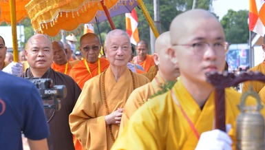 Cung nghinh Đức Pháp chủ và chư vị giáo phẩm Hội đồng Chứng minh GHPGVN quang lâm lễ đường Học viện Phật giáo Nam tông Khmer tại TP.Cần Thơ - Ảnh: Bảo Toàn/BGN