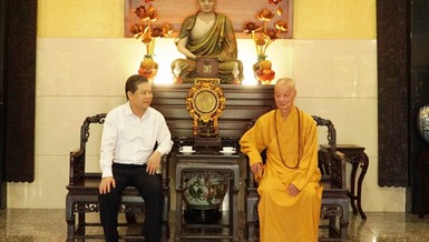 Viện trưởng Viện Kiểm sát Nhân dân Tối cao Lê Minh Trí với Đức Pháp chủ GHPGVN tại chùa Huê Nghiêm sáng 30-4-2023 - Ảnh: Tuấn Anh/BGN