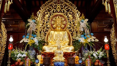 Tôn tượng Đức Phật Bổn Sư do các nghệ nhân cố đô Huế tôn tạo bằng đồng, tại chánh điện chùa Quảng Đức