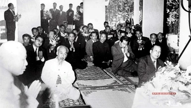 Chủ tịch Hồ Chí Minh cùng với Vua Lào lễ Phật tại chánh điện chùa Quán Sứ, Hà Nội (1966) - Ảnh tư liệu GN