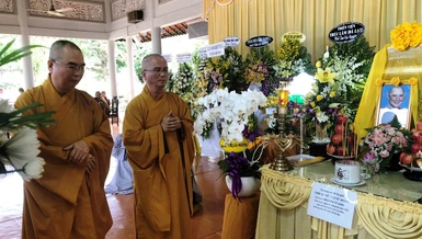 Thượng tọa Thích Chúc Phú và Thượng tọa Thích Quảng Tánh thay mặt Ban Biên tập Báo Giác Ngộ viếng tang Ni sư Thích nữ Hạnh Đoan