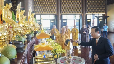 [Video] Chủ tịch nước Võ Văn Thưởng thăm Đức Pháp chủ, dự lễ Tắm Phật nhân Đại lễ Phật đản