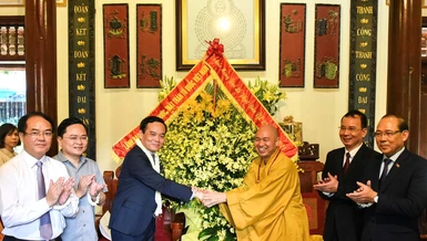 Phó Thủ tướng Trần Lưu Quang và phái đoàn tặng hoa chúc mừng Phật đản tới Thượng tọa Thích Đức Thiện - Phó Chủ tịch, Tổng Thư ký Hội đồng Trị sự GHPGVN tại chùa Phật Tích.
