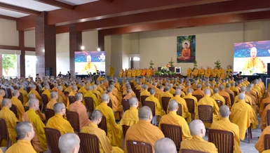 Đức Pháp chủ GHPGVN quang lâm khai thị buổi giảng ngày đầu tiên của khóa huân tu dành cho lãnh đạo và giảng viên Học viện Phật giáo VN tại TP.HCM, hơn 1.000 Tăng Ni sinh viên và hơn 2.000 Phật tử tham dự - Ảnh: Bảo Toàn/BGN