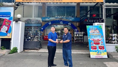 Nhân viên phụ trách thuộc phòng Media của Báo Giác Ngộ tiếp nhận thiết bị ghi hình bị thất lạc, từ anh Kiều Đăng Khoa.