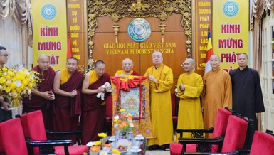 Hòa thượng Chockyi Nyingma Rinpoche tặng quà lưu niệm đến Hòa thượng Thích Thanh Nhiễu