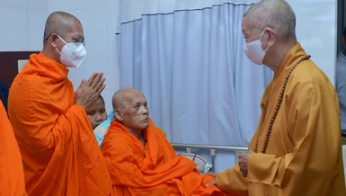 Đức Pháp chủ GHPGVN từ TP.HCM về Bệnh viện Đa khoa Sóc Trăng thăm Trưởng lão Hòa thượng Dương Nhơn sáng 20-6-2023 - Ảnh: Bảo Toàn/BGN