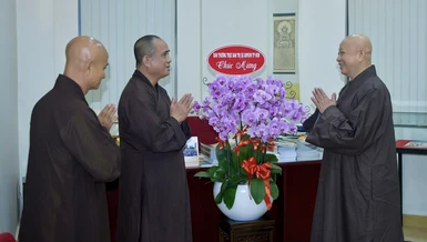 Thượng tọa Thích Tâm Hải tri ân đạo tình, sự quan tâm mà Hòa thượng Thích Lệ Trang và Ban Thường trực Ban Trị sự GHPGVN TP.HCM dành đến Báo Giác Ngộ - Ảnh: Quảng Đạo/BGN