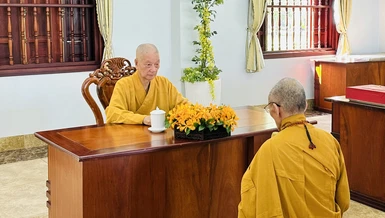 Hòa thượng Thích Huệ Trí đại diện trình bạch việc tổ chức Đại giới đàn lên Đức Pháp chủ GHPGVN và thỉnh cầu chỉ dạy của ngài - Ảnh: DN/BGN