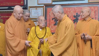 Đức Pháp chủ GHPGVN thăm Trưởng lão Hòa thượng Thích Hiển Tu tại chùa Phật Học Xá Lợi trong mùa An cư kiết hạ Phật lịch 2567 (2023) - Ảnh: Bảo Toàn/BGN